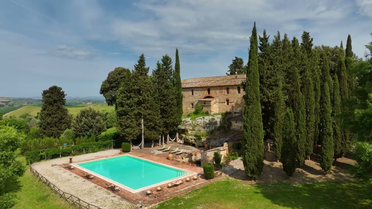 Tenuta storica con azienda agricola vicino Siena | Historic estate with farm near Siena