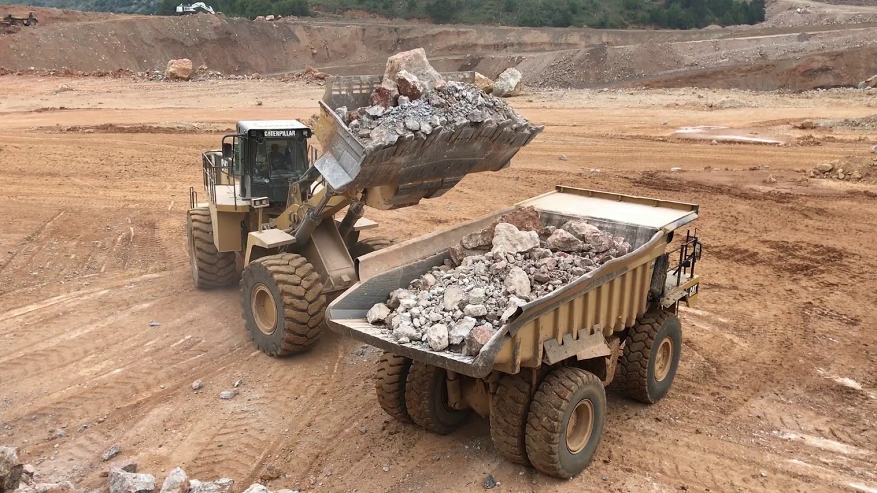 Caterpillar 992G Wheel Loader Loading Caterpillar Dumpers - Sotiriadis/Labrianidis Mining