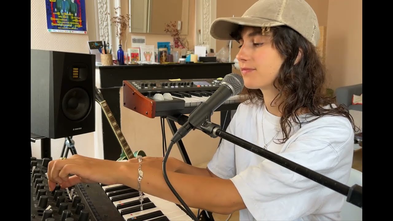 Luxie’s Synth Session #1 – friends forever (original synthpop song)