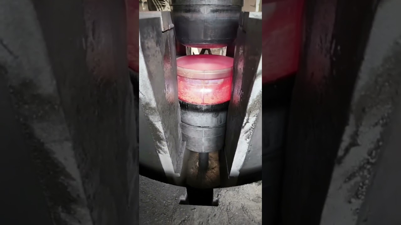 스탬핑 기계에 들어가기 전에 철 블록을 가열합니다 &hellip; Heat the iron block before entering the stamping machine