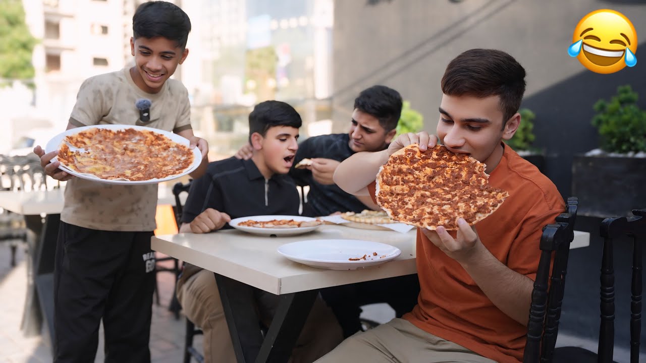 أصدقائك الي نايمين براسك بلمطاعم 😂 #تحشيش