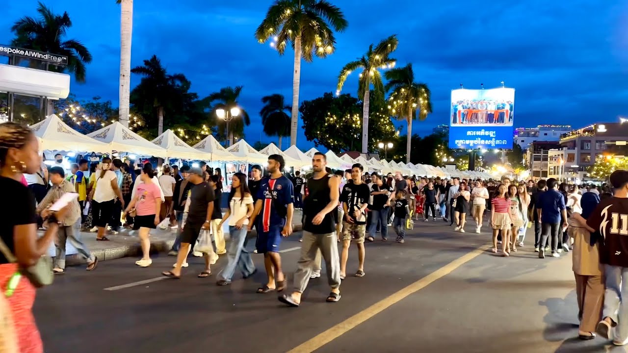 Walk Street Food 2025 In Phnom Penh - More than 100 types of Food for Sale every Weekend!