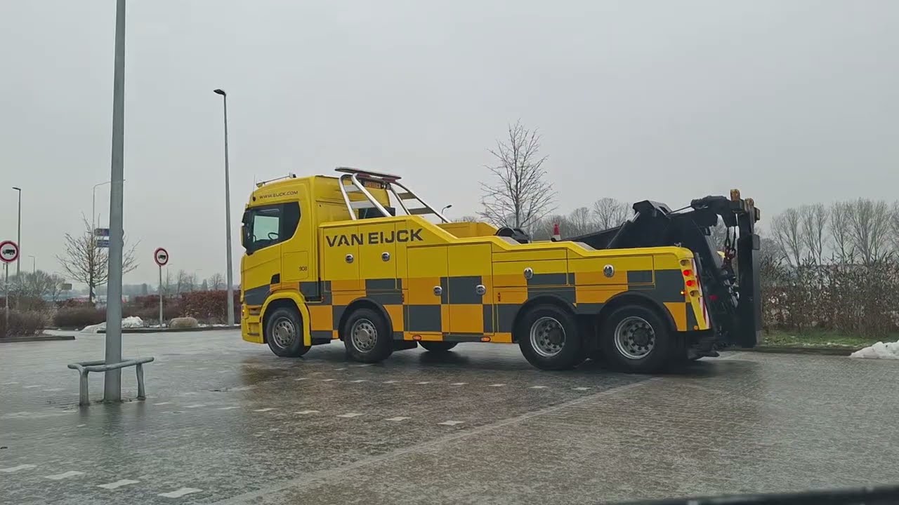 ijzel in oost Groningen 2026 dashcam truck kan tank station niet op rijden .