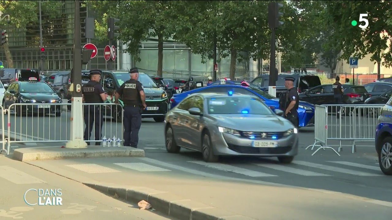 A l'approche des Jeux, Paris placée sous très haute sécurité - Reportage #cdanslair 20.07.2024