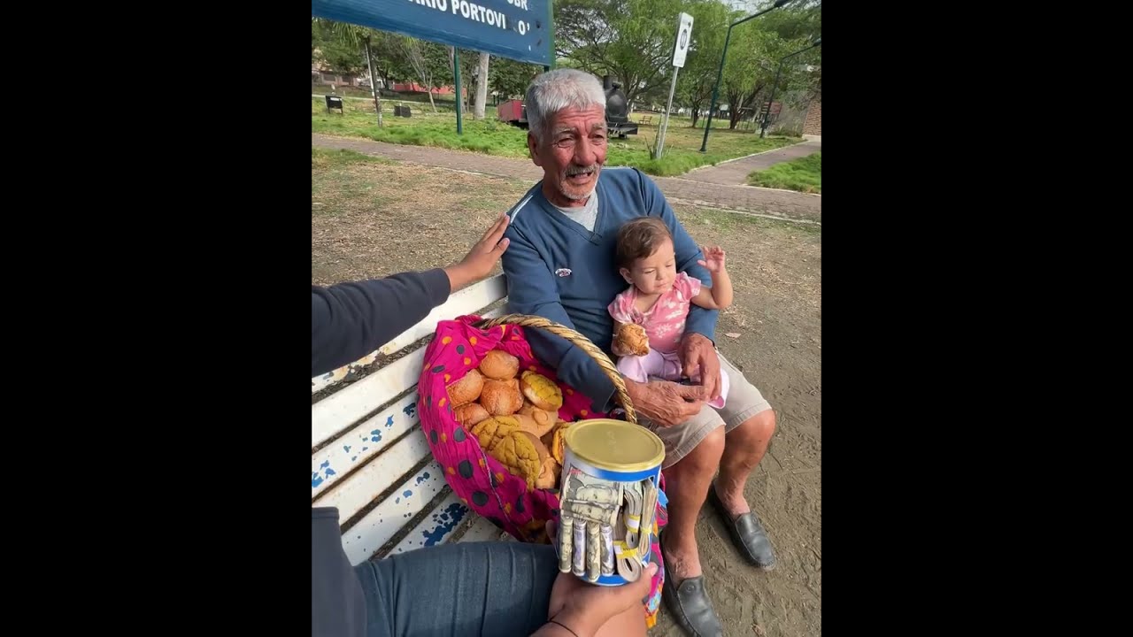 Millonario regala tarro de dinero a Padre trabajador para salvar a su hijita 😭Nos hizo llorar