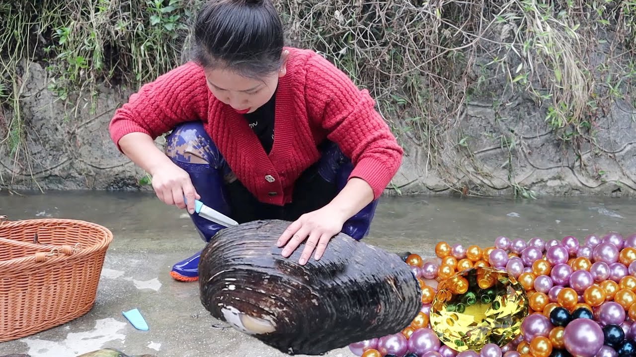 The girl discovered a giant clam while searching for treasure by the river, which changed her fate