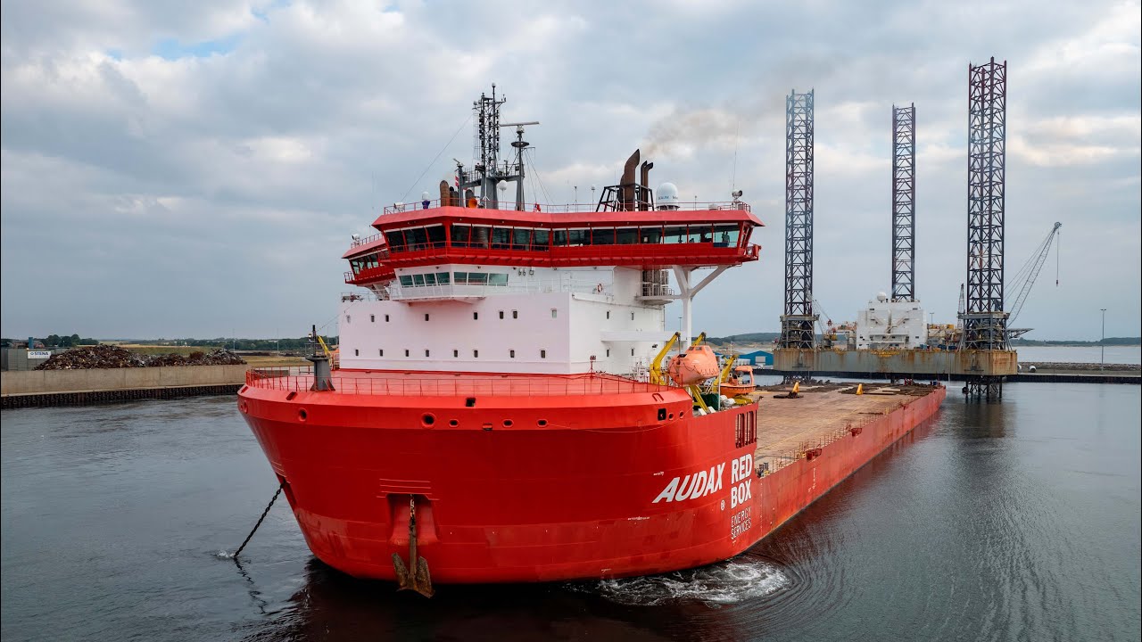 Jack-up hotelrig på rejse fra Grenaa til Kina