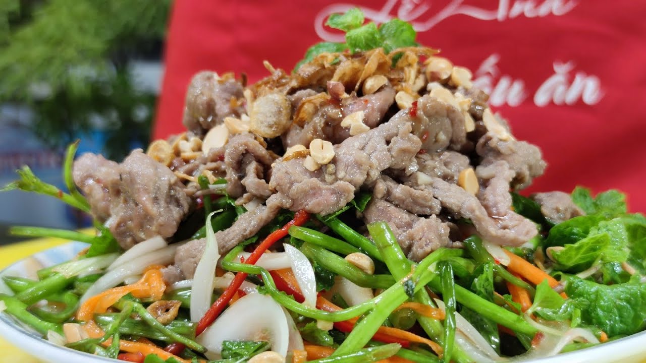 Gỏi Bò Trộn Rau Muống - Cách xử lý để rau muống xanh, giòn ngon thấm vị