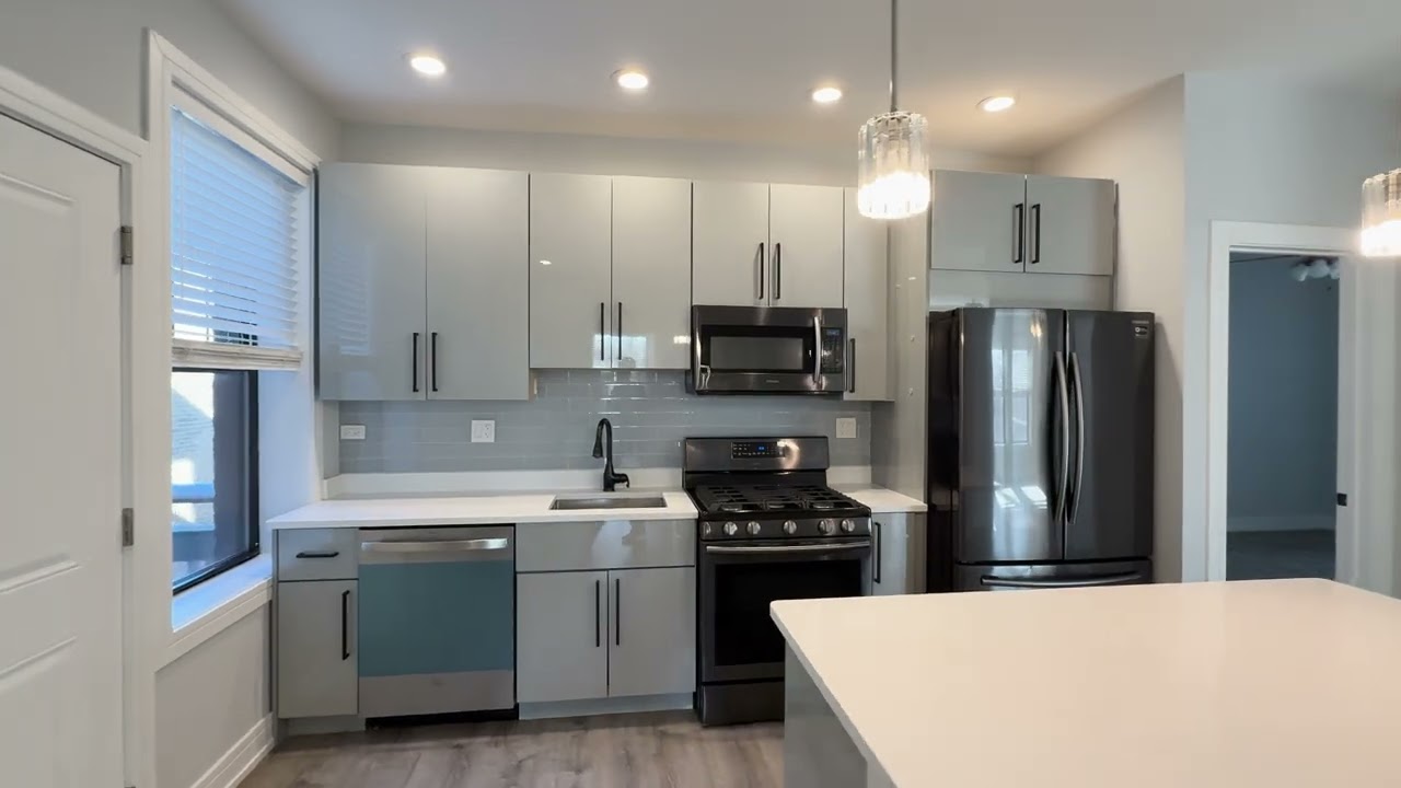 Welcome to The Edgewater Gardens - 1062 W. Glenlake #3