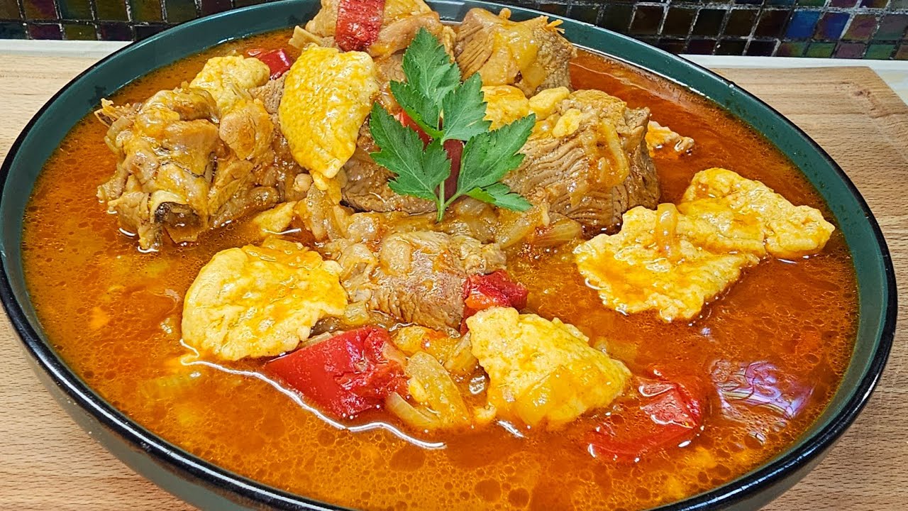 PAPRICAȘ UNGURESC DIN CARNE DE CURCAN CU GĂLUȘTI FRAGEDE DIN FĂINĂ.