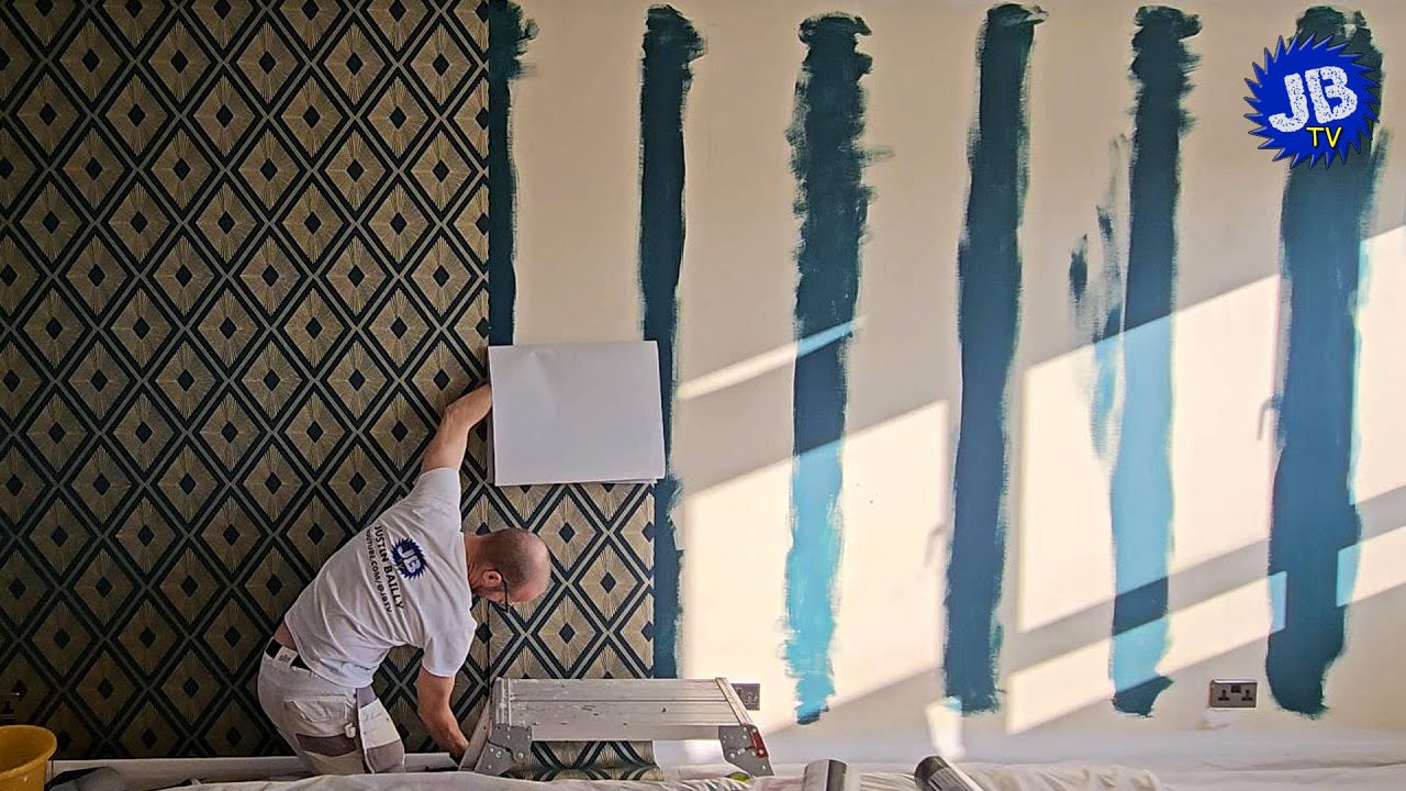 How to Hang Patterned Wallpaper - Beginners Guide to Wallpapering