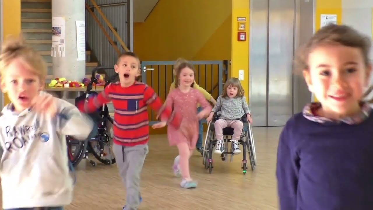 Wir ziehen in den Frieden - performed von Kindern und Mitarbeitern der Pfennigparade