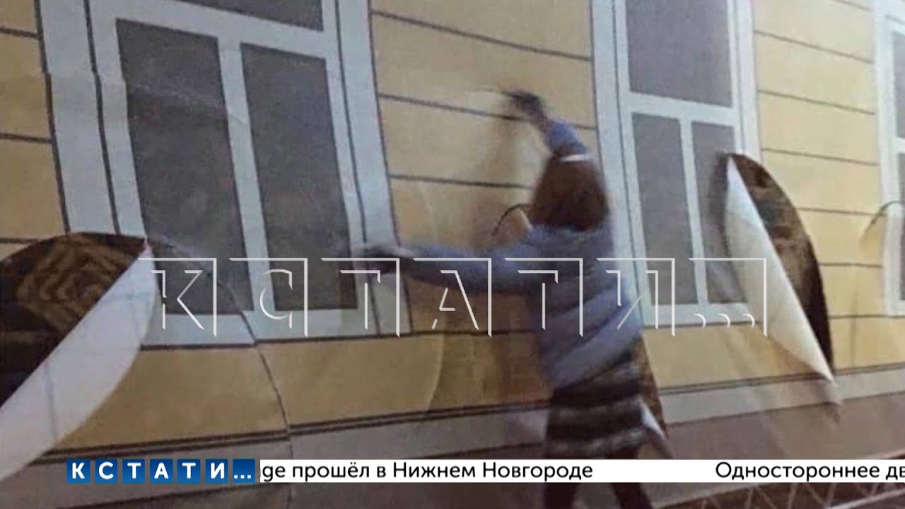 Протестный вандализм - кто-то стал уничтожать фальшфасады в центре города