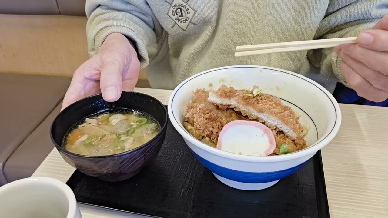 #新春カツ丼　#のせカツ丼　#親子丼カツ丼　出汁醤油ロースカツオンザ親子丼　９７９円　豚汁小　１６５円　大垣市楽田町かつや大垣店　