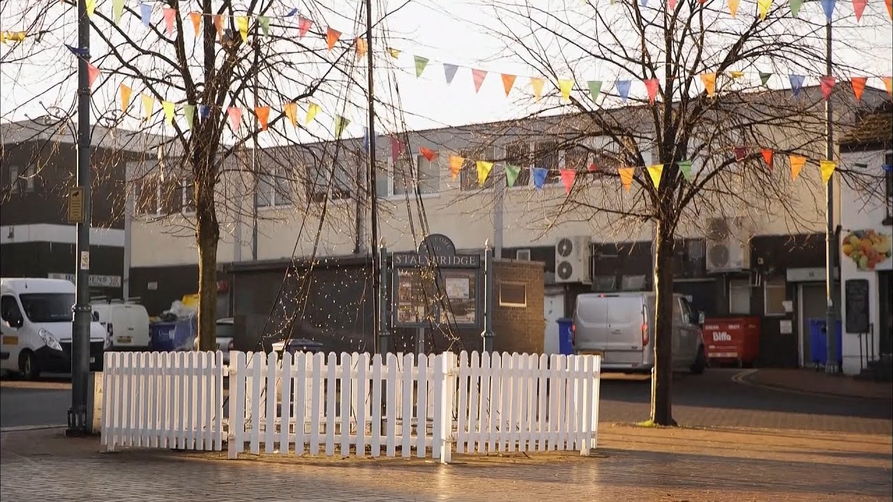 Stalybridge's flimsy Christmas tree this year and others (UK) - ITV News - 17th December 2021