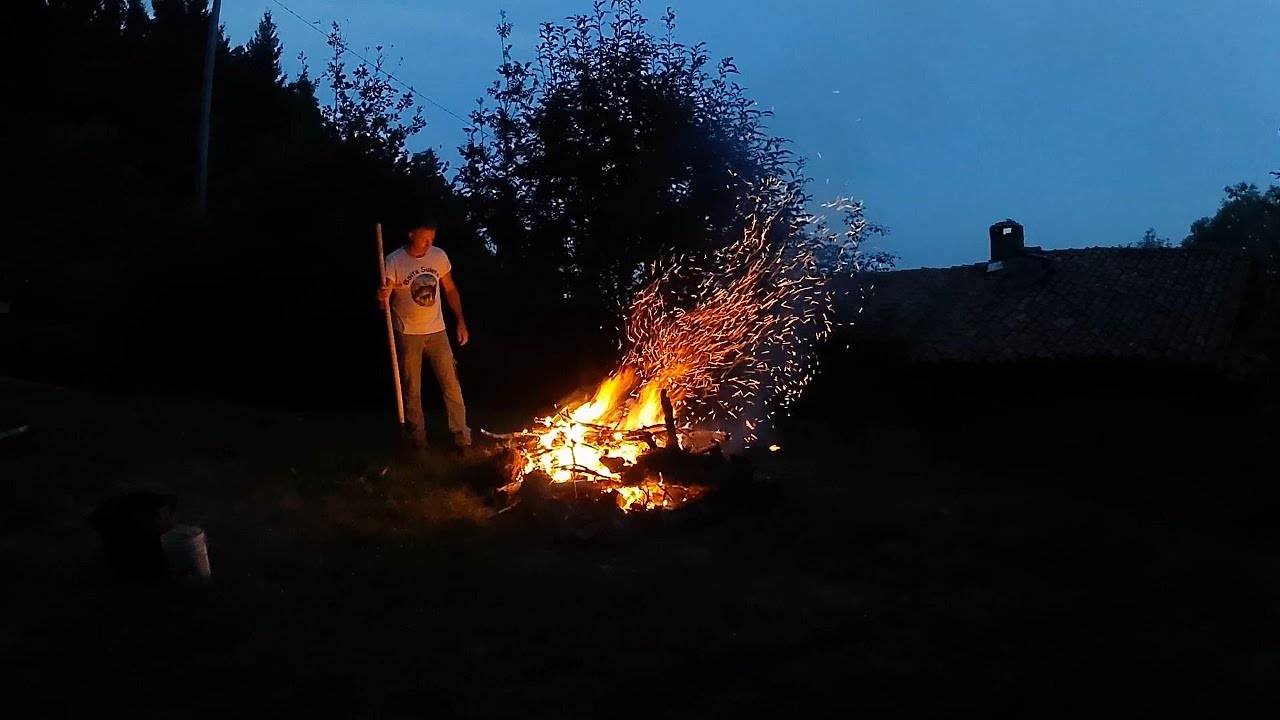 Il fuoco magico arde in baita, lastrame di Luserna e armatura del cassero