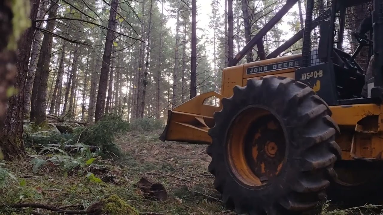 John Deere 540B grapple skidder, 1st thinning logging. Last plot of the season before rain. -Part 1-