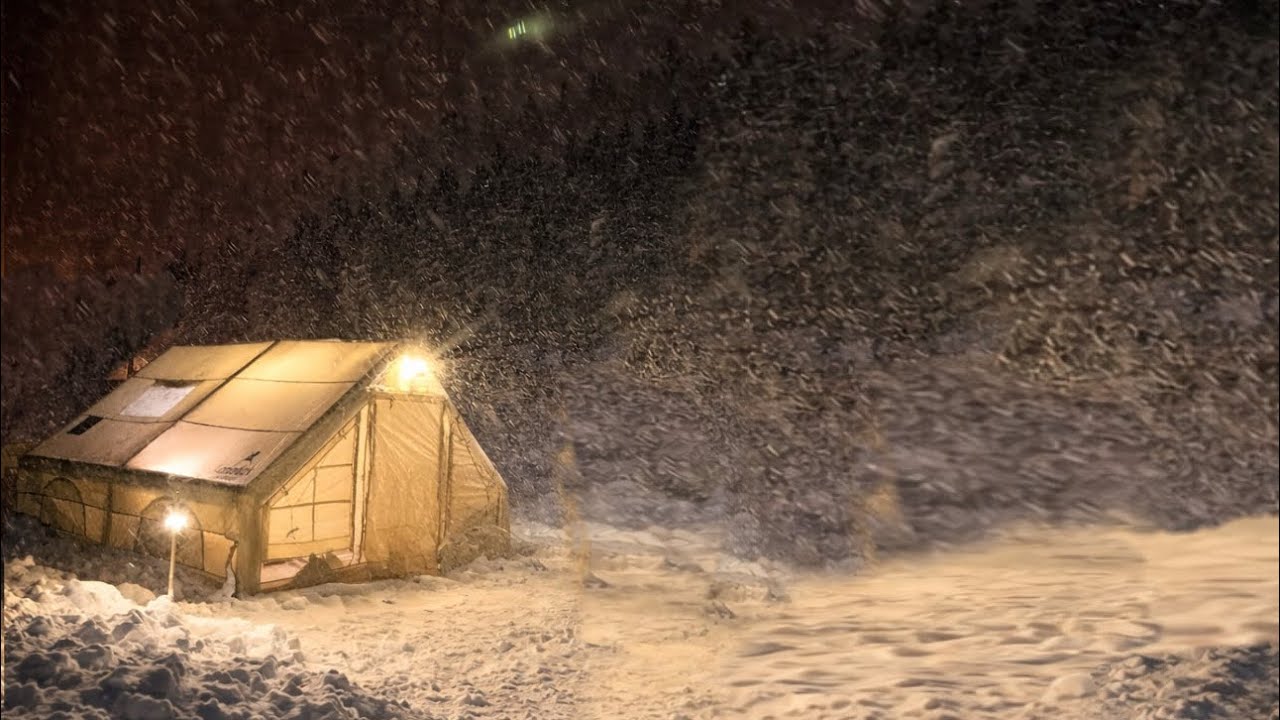 Тёплый палаточный лагерь с печкой во время снегопада