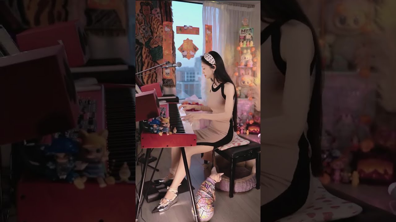 NO756、The piano girl's performance healed the fatigue of the whole day.鋼琴女孩的演奏，治癒了一整天的疲憊。