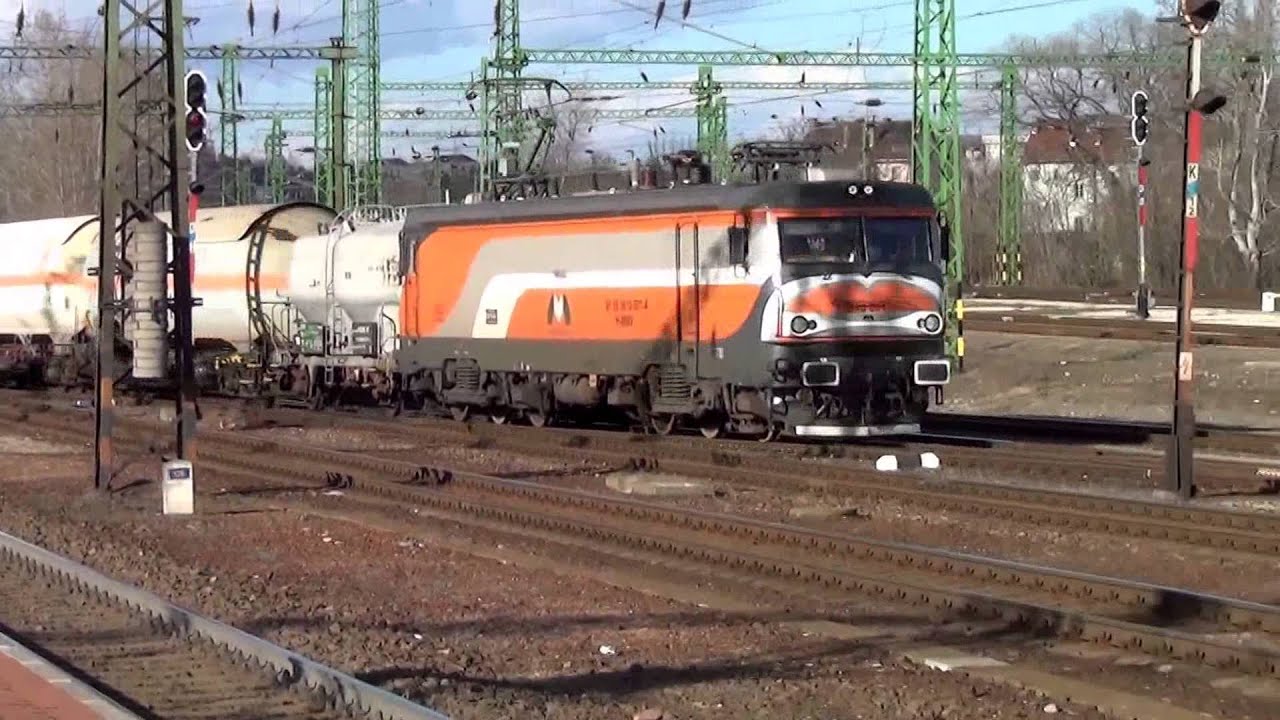 Budapest Kelenf&ouml;ld: MMV Magyar Mag&aacute;nvas&uacute;t Zrt. mozdony tehervonattal halad &aacute;t