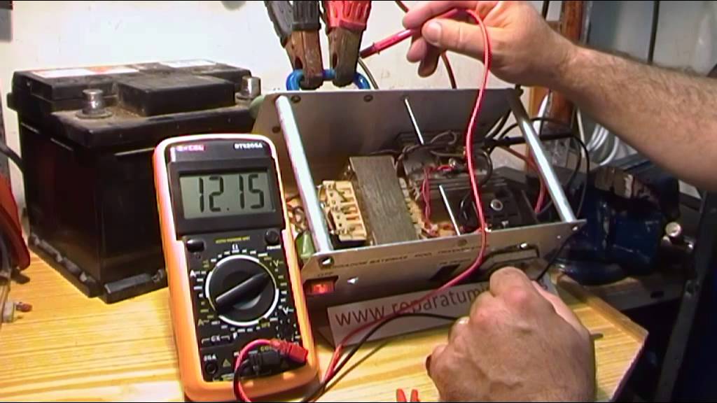 COMO MEDIR LOS VOLTAJES  AC Y DC DEL CARGADOR DE BATERIAS CASERO  DE AUTO 12 V