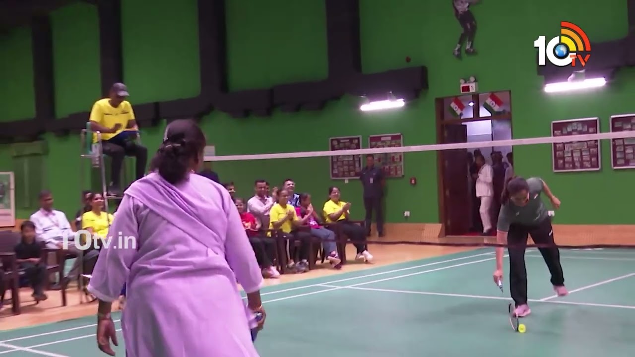 President Droupadi Murmu Playing Badminton with Saina Nehwal | 10TV Digital