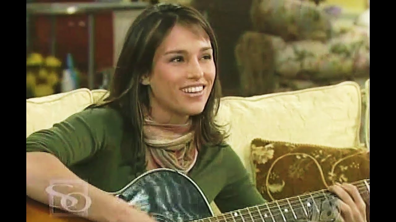 Amy Jo Johnson 