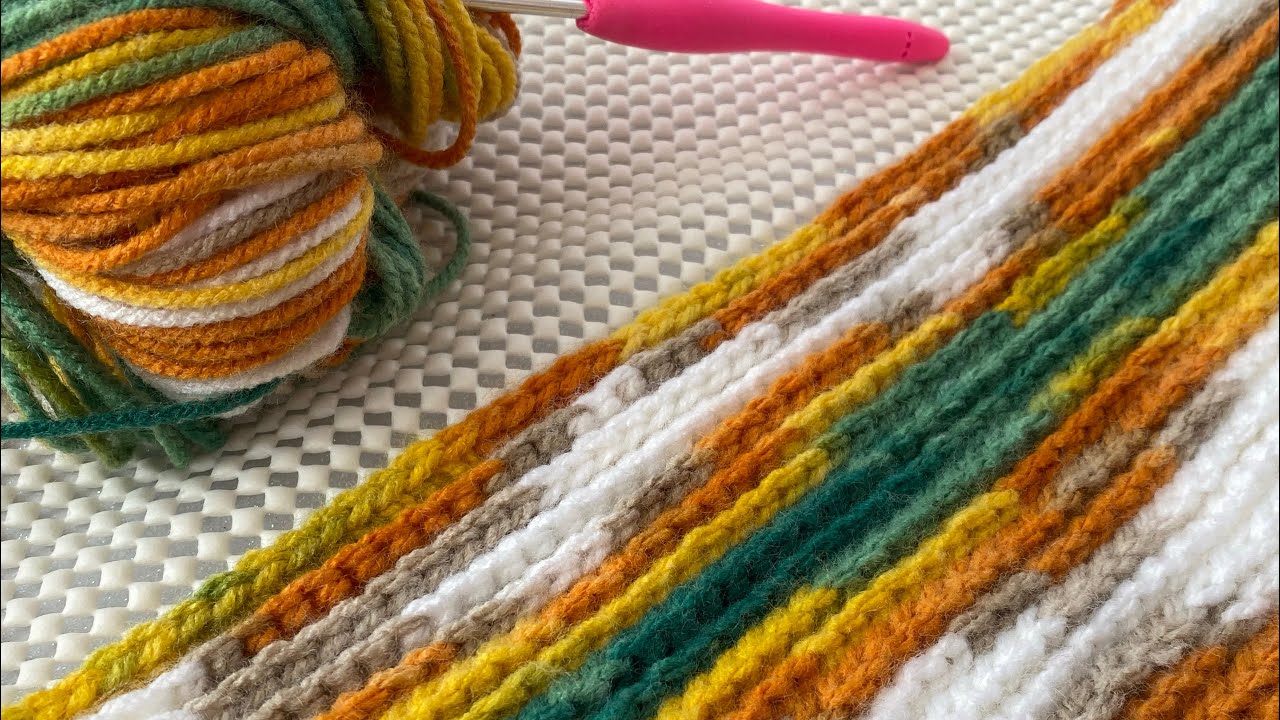 Making a mat with crochet tie-dye rope on a non-slip crocheted carpet