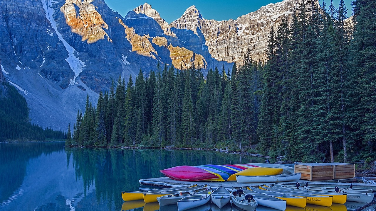 Canada, Alberta, Banff, Moraine Lake in the Valley of the Ten Peaks