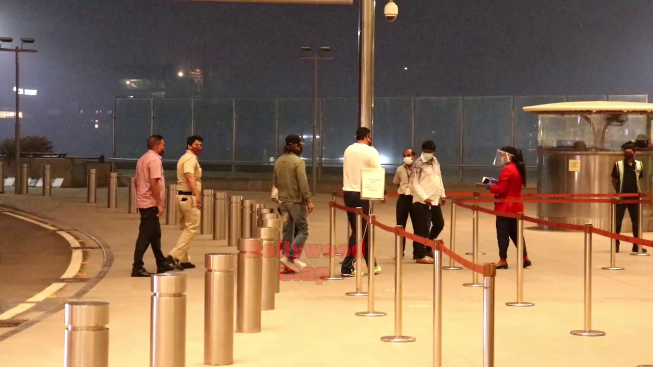Shahrukh Khan With Full Security Came To Drop Daughter Suhana Khan As She Leave Abroad For Studies