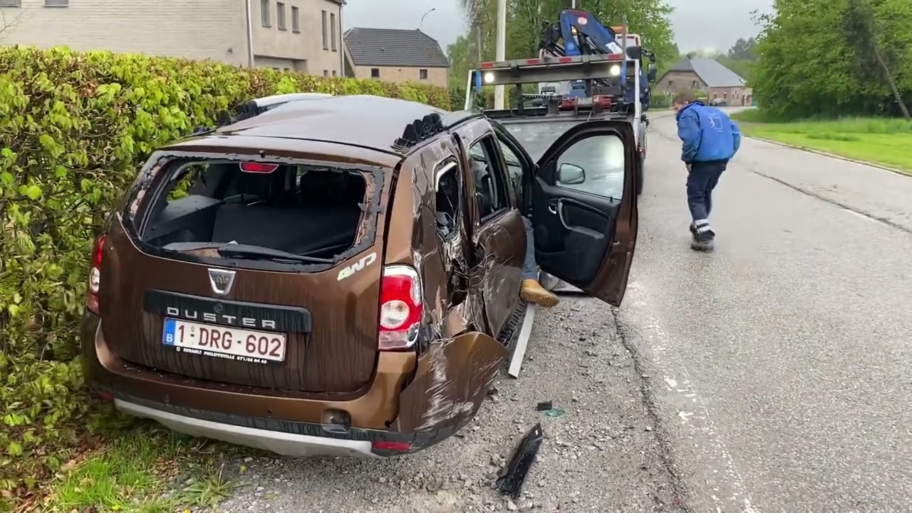 Accident, un Dacia Duster arrache un poteau