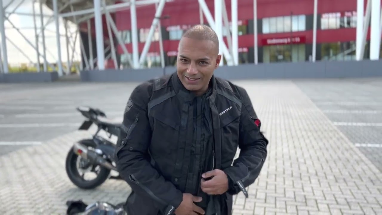 Wauw! Wat een mooie motorjas met boordevol opties! De Dynatec III een echte all-weather RESTYLE jas!