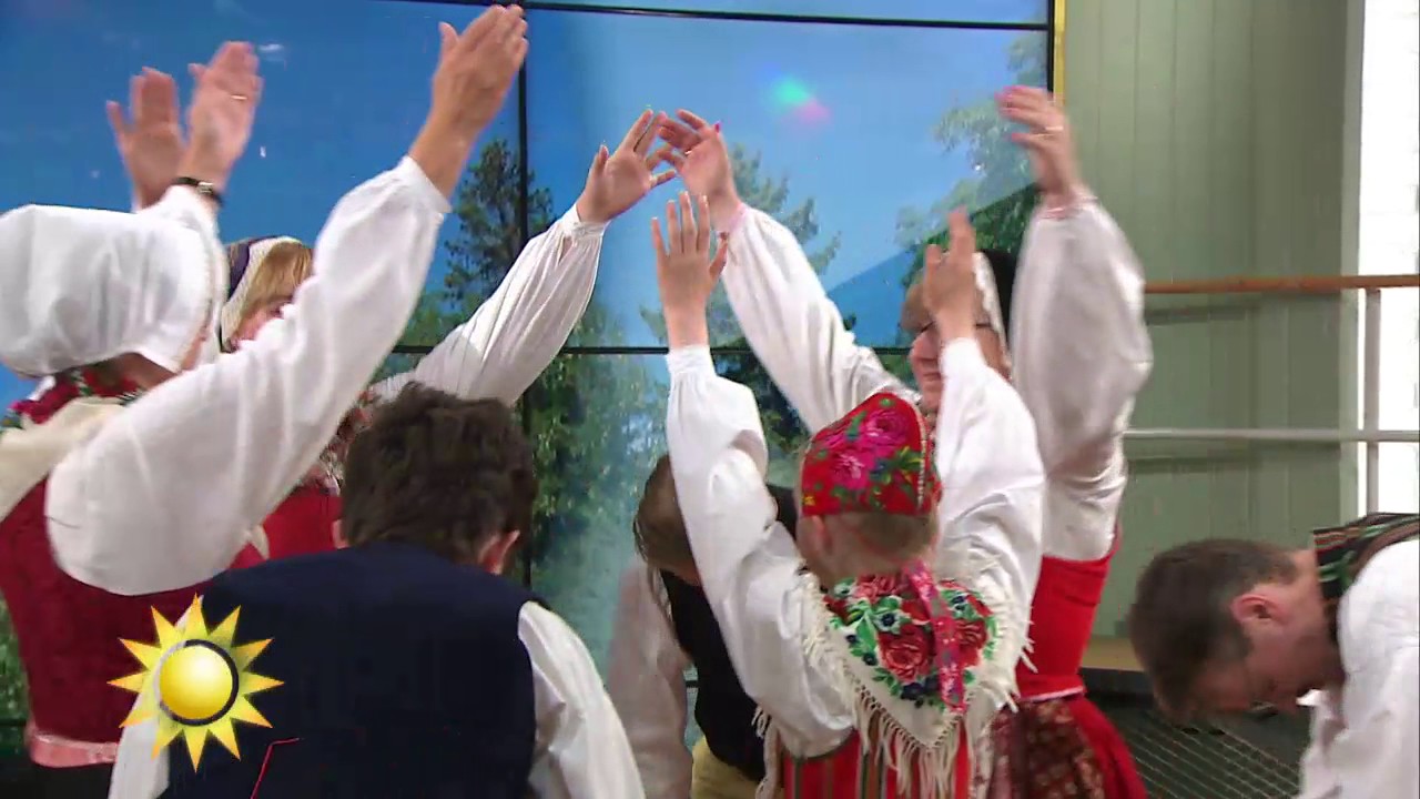 Kulturella folkdansgillet bjuder upp till midsommarhambo - Nyhetsmorgon (TV4)