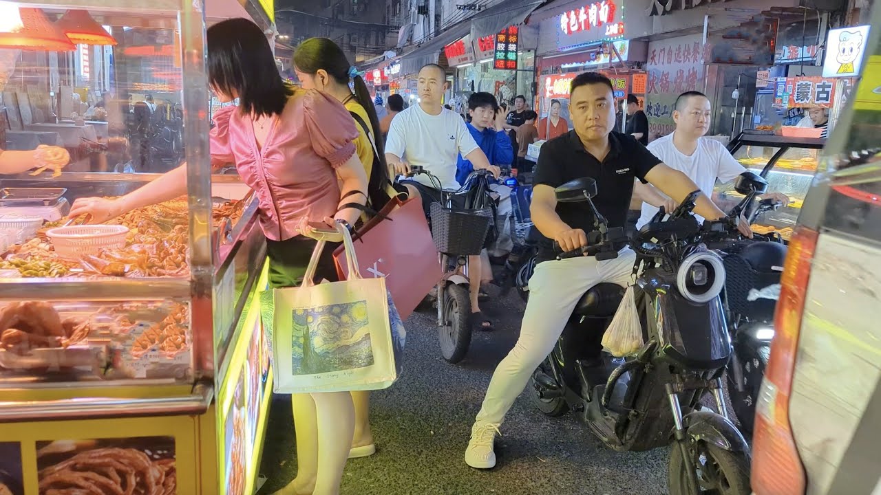 这才是最真实的中国底层人民的生活！日夜不停歇的广州城中村--上涌村，纺织工人深夜在赶工出货，小食摊贩凌晨摆摊，在灯火通明的城市，疲于奔命！ #chinatravel  #guangzhou city