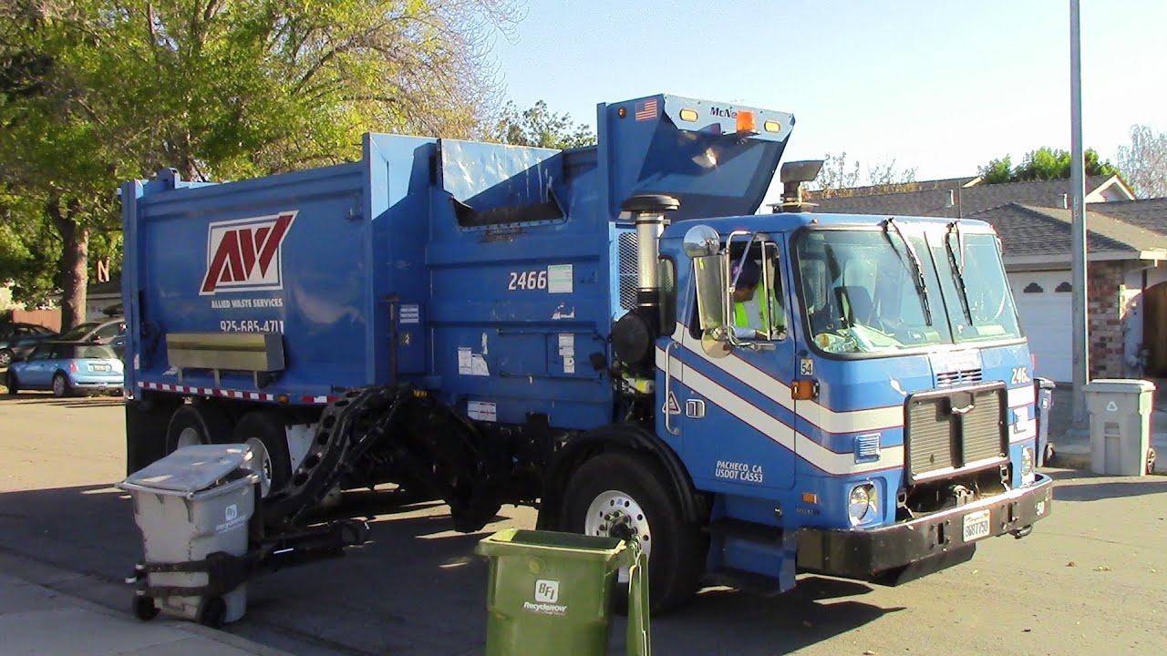 Autocar ACX McNeilus Autoreach on Recycle