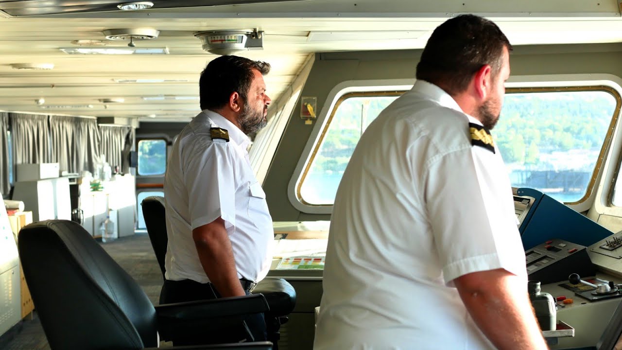 Κατάπλους στη Σούδα μέσα από τη γέφυρα του 