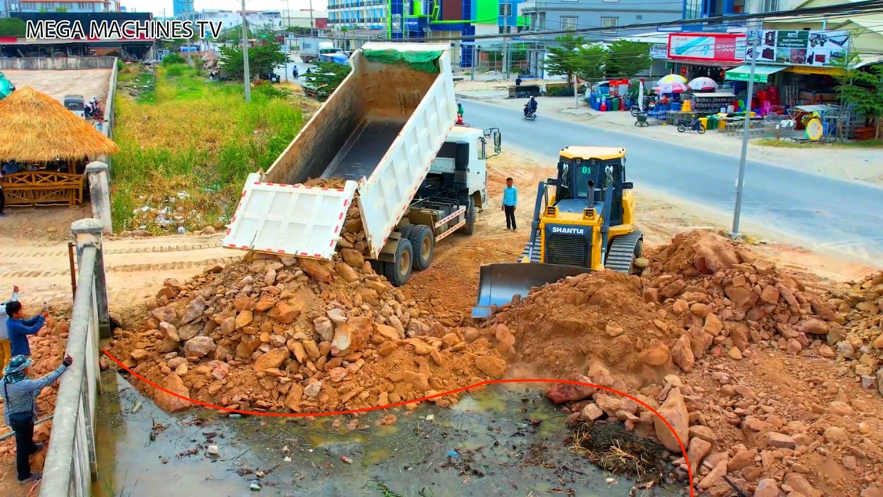 Excellent​ Action​ Operator Skills Bulldozer​ & Dump Truck Delivery Rock Stone