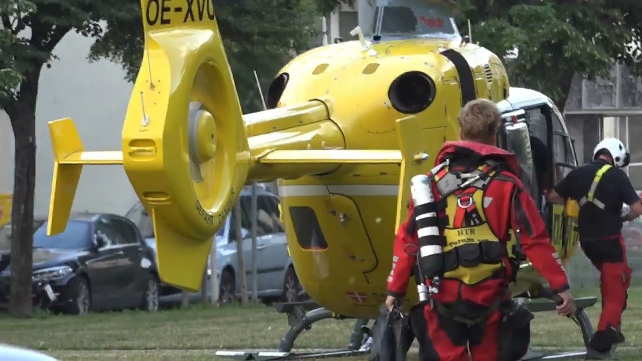Tauchereinsatz/Notarzthubschrauber holt Feuerwehrtaucher vor der Wache ab