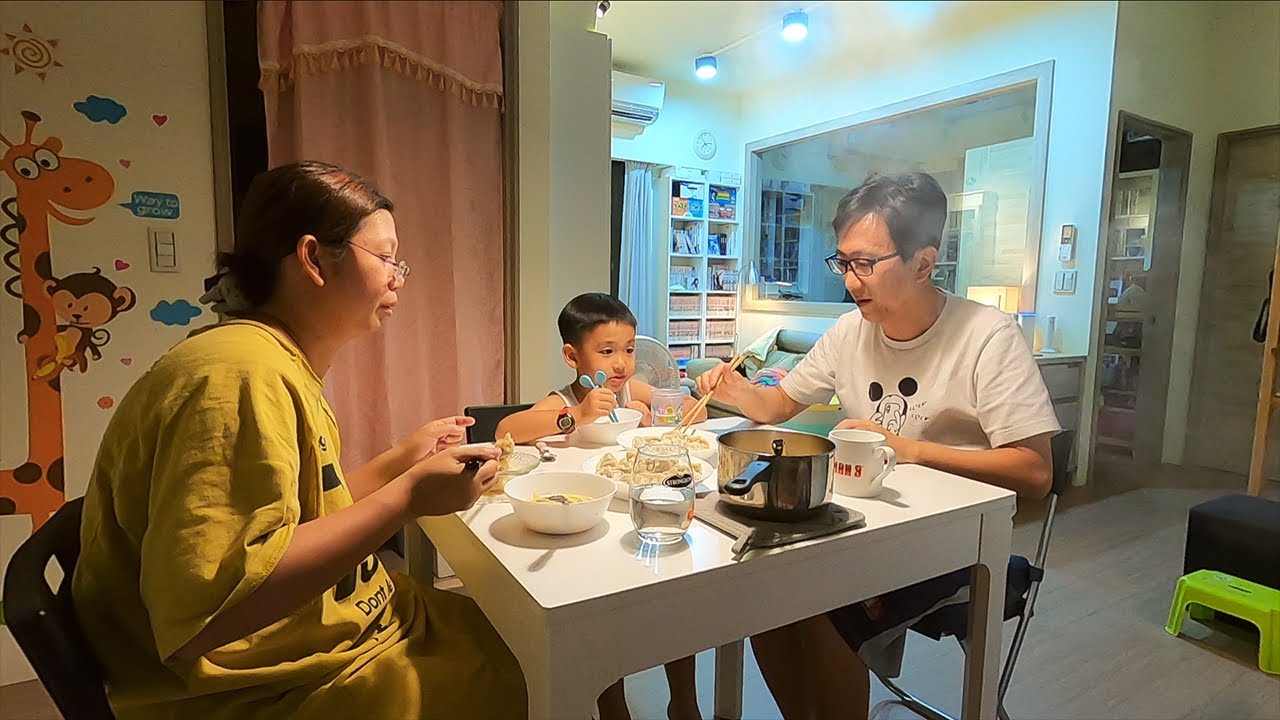 全家一起吃牛肉水餃配酸辣湯..在家晚餐聊天
