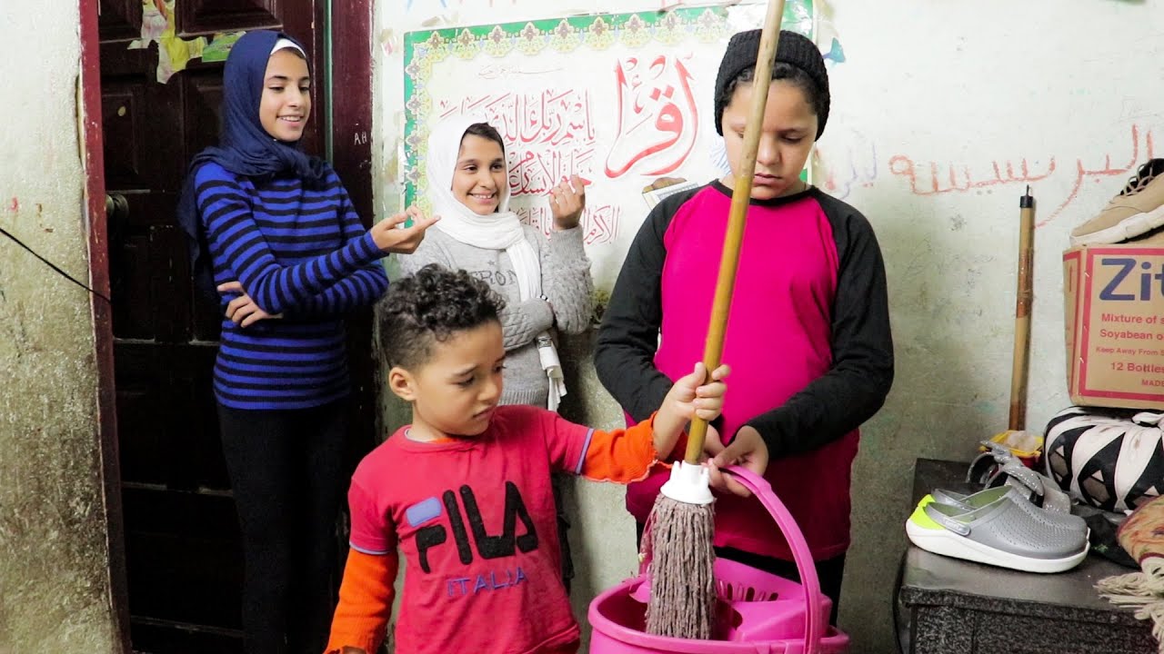 اتصلو بصحبتهم عشان يجبوها تمسح سلم العماره ويكسرو نفسها ادام اخوها الصغير هل فعل الاولاد صحيح😱😱