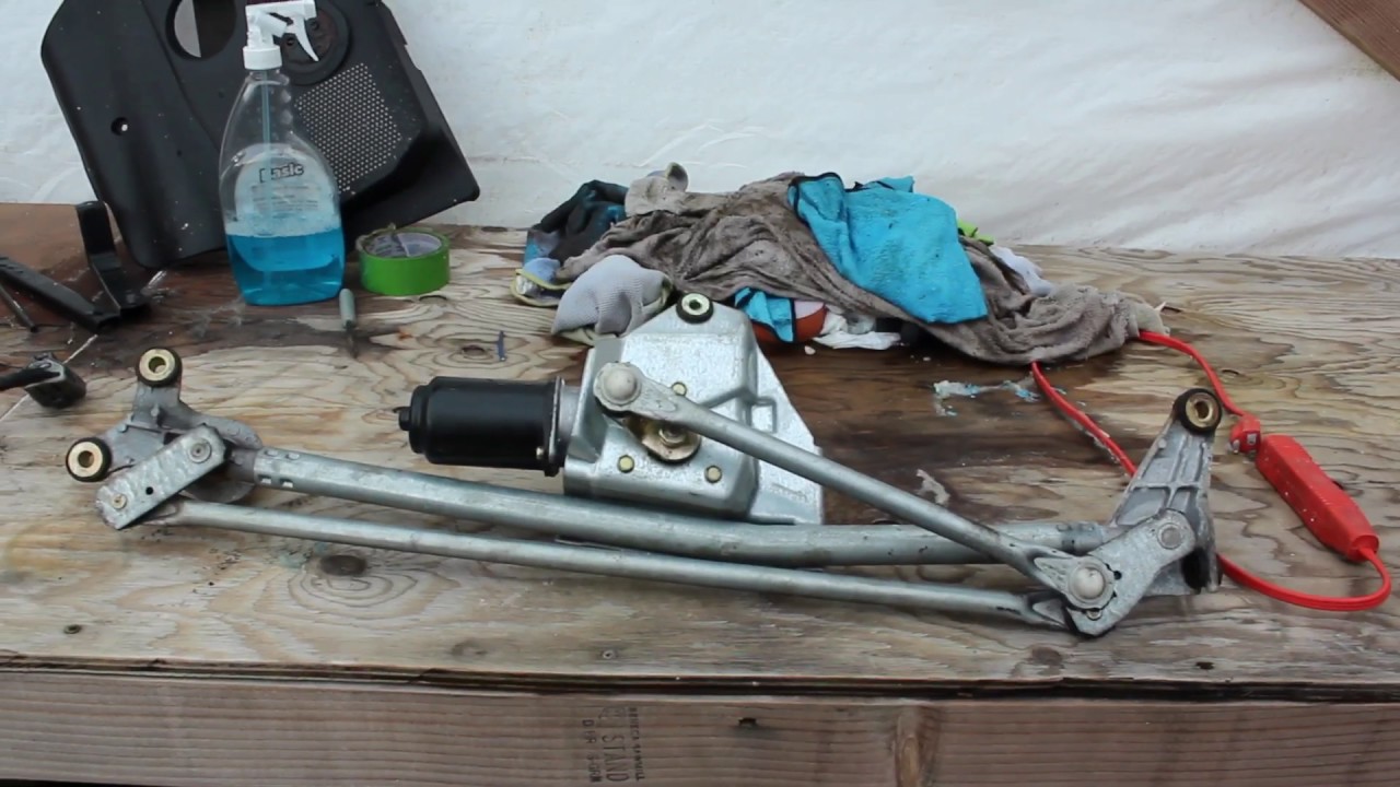 Replacing a 1999-2004 Honda Odyssey Windsheild Wiper motor Part 1