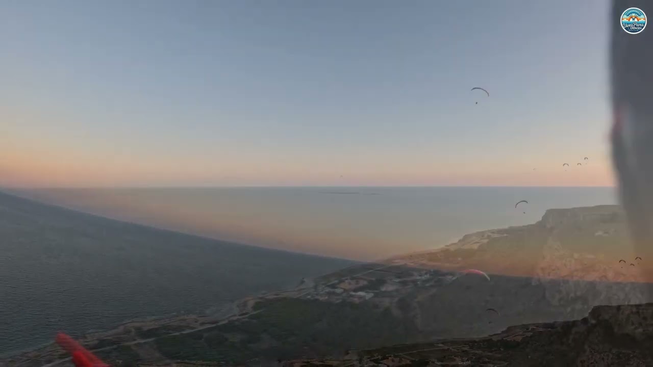 Dämmerungsflug im Gleitschirmgelände Santa Pola, Provinz Alicante, Spanien. 31. Dezember 2025