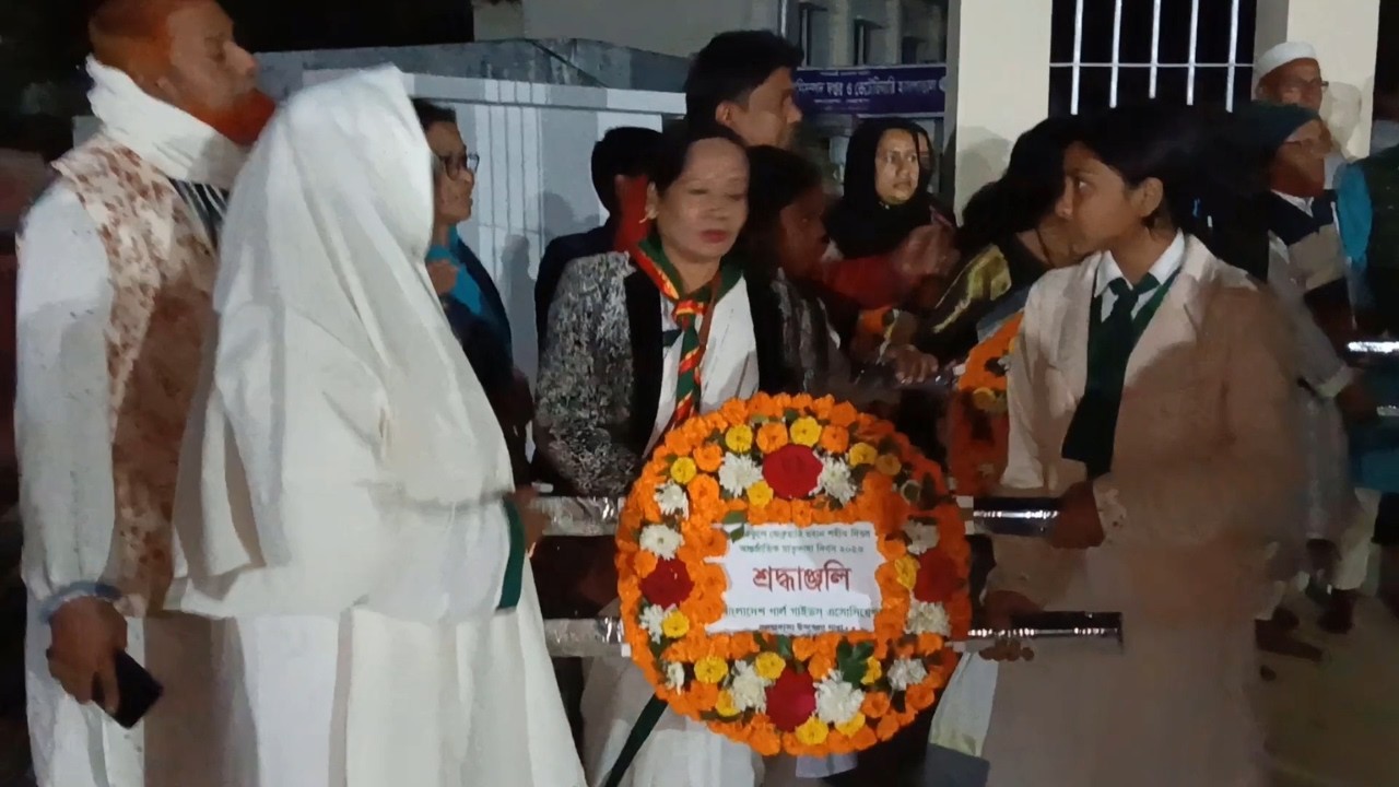 একুশের প্রথম প্রহরে পুস্পস্তবক অর্পণ অনুষ্ঠান