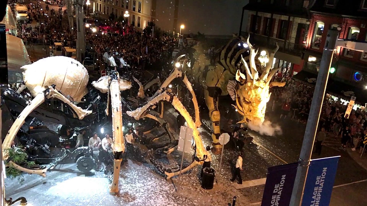 LA MACHINE OTTAWA. DRAGON MEETS GIANT SPIDER ON STREETS IN OTTAWA 2017 CANADA