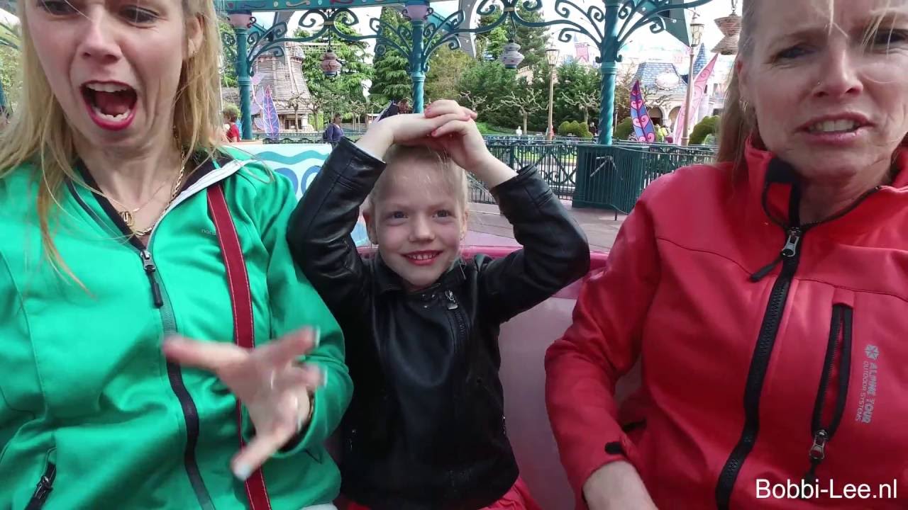 Bobbi-lee haar tweede dag in Disney Land Parijs. Overal Mickey Mouse, Goofy. #606-F | DJI OSMO