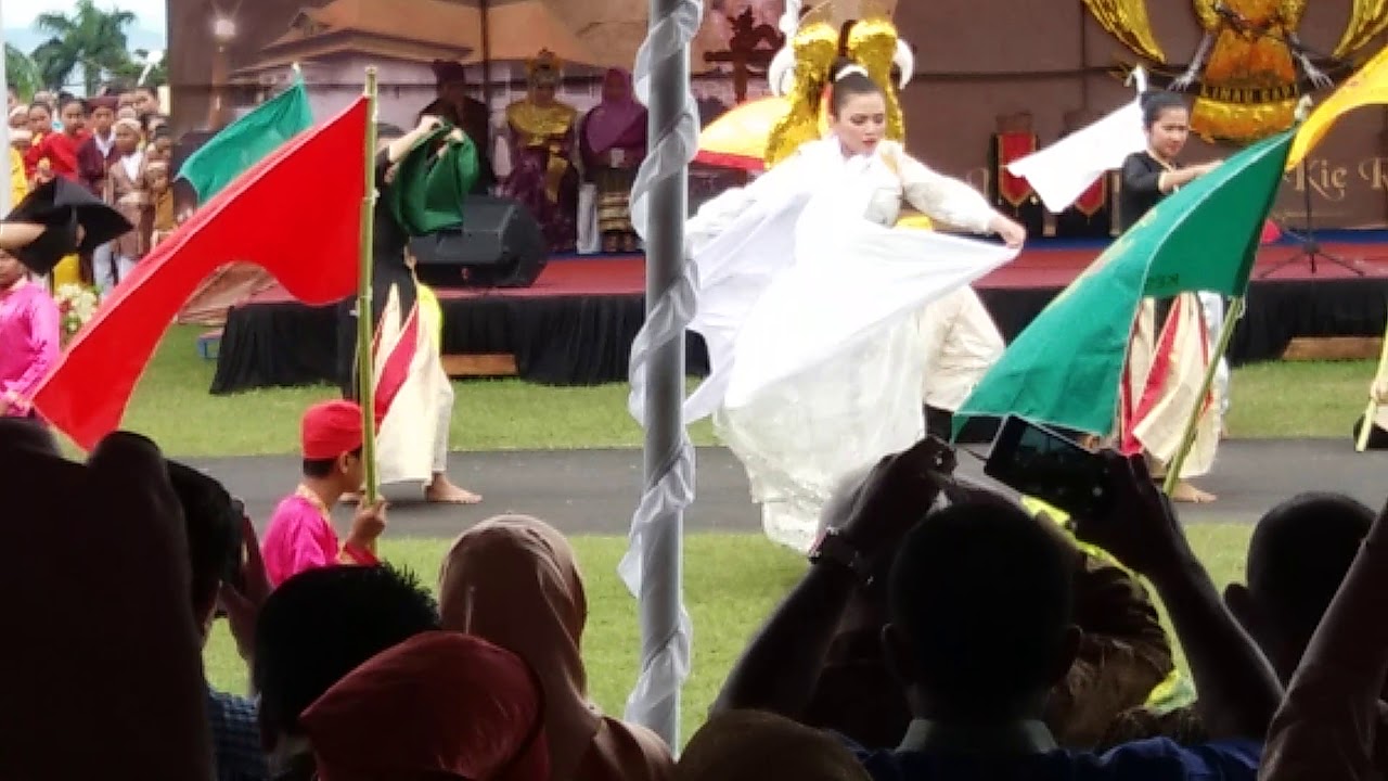 Kesurupan menari di kedaton Ternate
