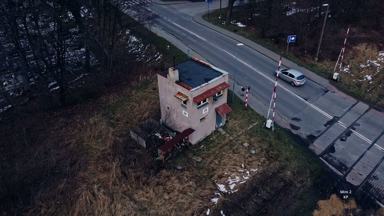 Zabrze z drona - nieczynna budka dróżnika w Mikulczycach
