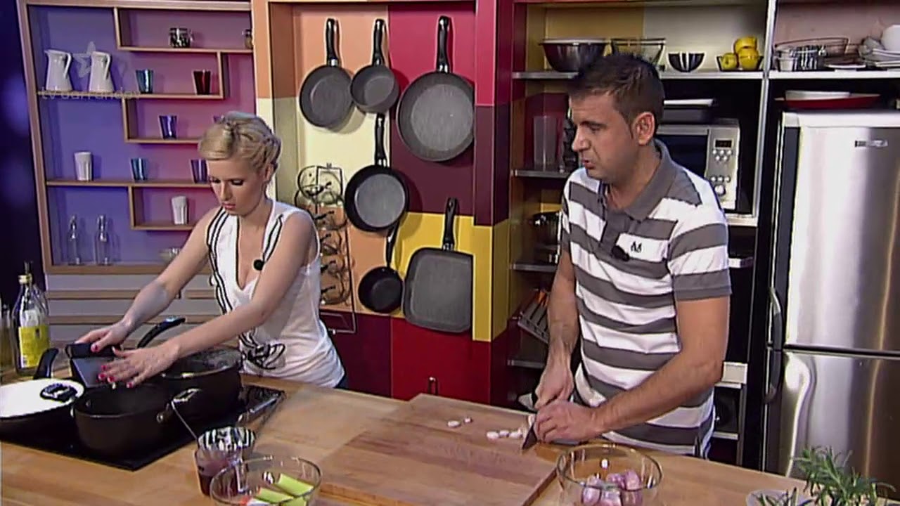 Kašpárku vař - Rolka ze pstruha se sušenou šunkou, bylinkami, šalotkou a sherry vinaigret omáčkou