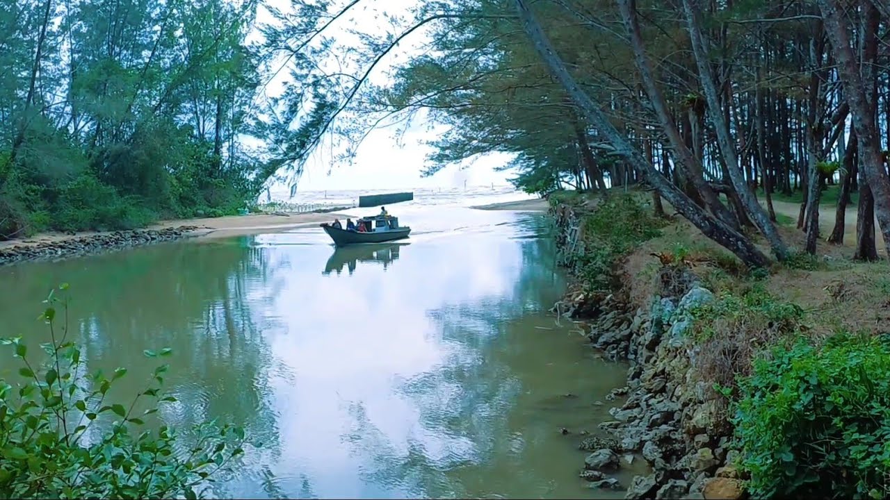 menikmati segarnya pantai lamaru balikpapan