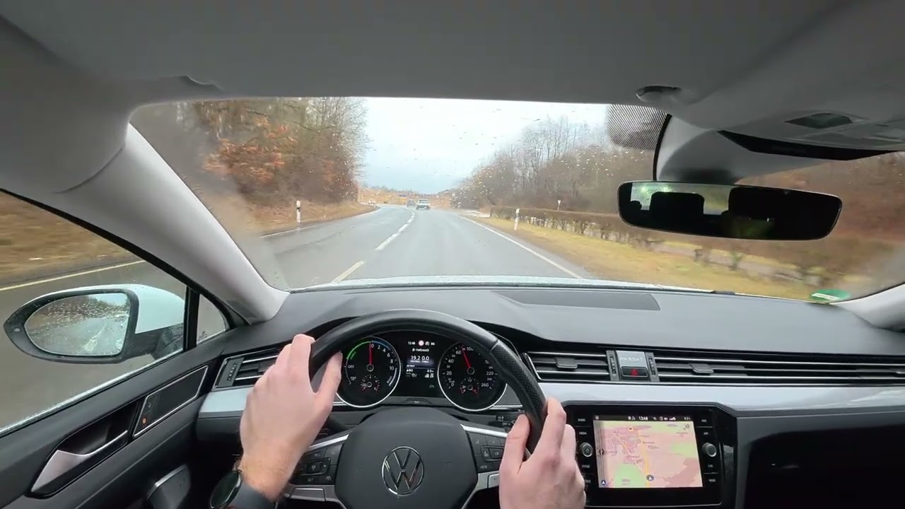 Entspannte Autofahrt bei Regen über Land